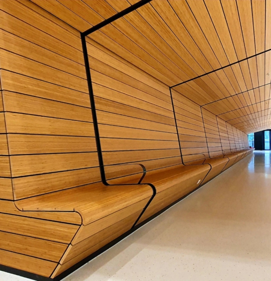 Akoestische met bamboe beklede bank en wandbekleding in foyer beneden OCC Amare © Harryvan Interieurbouw