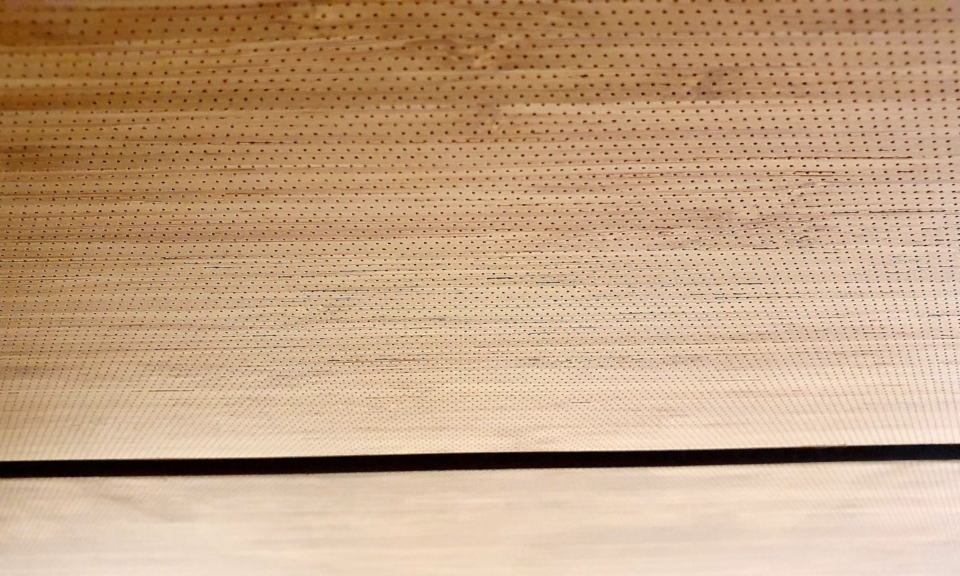 Detail perforatie bamboe fineer wandbekleding OCC Amare © Harryvan Interieurbouw