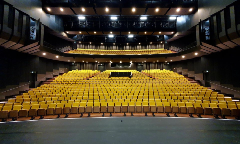 Theaterzaal OCC Amare waar Harryvan Interieurbouw veel akoestische oplossingen heeft gerealiseerd © Harryvan Interieurbouw